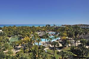 Luftaufnahme des Sol Palmeras Hotels mit Blick auf den Pool und das Meer