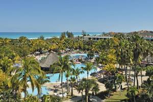 Luftaufnahme des Sol Palmeras Hotels mit Swimmingpool und Palmen