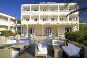 Außenbereich des Dias Hotel mit weißen Möbeln und Sitzgelegenheiten