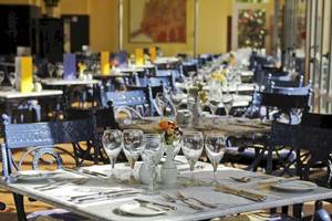 Restauranttisch im VIK Hotel San Antonio, bereit für Gäste mit Gläsern und Besteck.