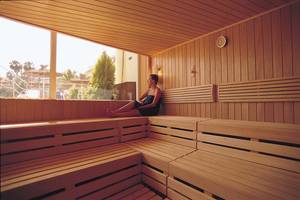 Frau sitzt in einer Sauna im VIK Hotel San Antonio