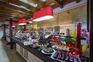Buffet mit einer Vielzahl von Süßigkeiten im Liberty Hotels Lara.