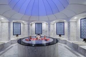 Innenansicht der Sauna im Liberty Hotels Lara mit blauen Mustern an den Wänden und einer zentralen Rundbank.