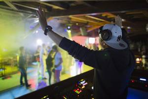 DJ in einem Club bei Liberty Hotels Lara, der auf eine tanzende Menge schaut.