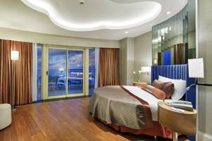 Schlafzimmer im Liberty Hotels Lara mit großem Bett und Aussichtsfenstern.