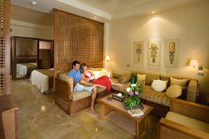 Paar im Grand Waterworld Makadi Hotel-Lounge, liest und entspannt sich auf der Couch