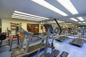 Fitnessstudio im Liberty Hotels Lara mit Laufbändern und anderen Trainingsgeräten.