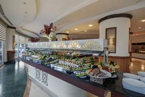 Buffet im Liberty Hotels Lara mit verschiedenen Speisen und Gerichten.