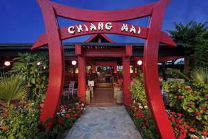 Roter Eingangsbereich des Chiang Mai Restaurants im Liberty Hotels Lara