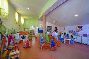 Kinderspielzimmer im Liberty Hotels Lara mit bunten Wandfarben und Spielzeug.