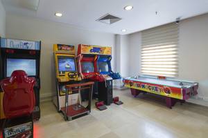 Spielzimmer im Liberty Hotels Lara mit Arcade-Spielen und Air Hockey.