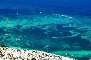 Luftaufnahme des IFA Villas Bavaro Hotels mit Blick auf den Ozean und weißen Stränden.