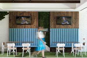 Innenbereich des Atlantica Dreams Resort mit Sitzecken, Tischen und Fernsehern