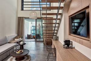 Innenraum des Atlantica Dreams Resort mit Sofa, Tisch und Treppe.
