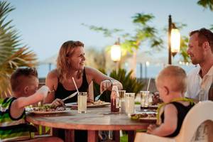 Familie beim Essen im Grand Waterworld Makadi Hotel.