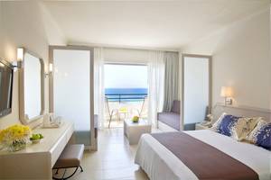Innenansicht des Louis Imperial Beach Hotel Zimmers mit Blick auf das Meer