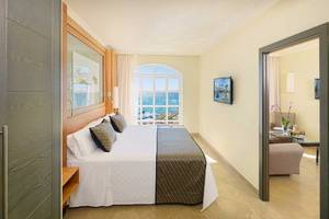 Hotelzimmer im Jardines de Nivaria mit Blick auf das Meer und eine Terrasse.