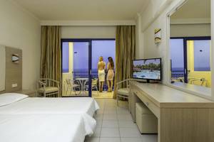 Zwei Frauen im Kresten Palace Hotel Zimmer mit Blick auf das Meer