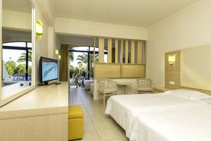 Kresten Palace Hotel Zimmer mit zwei Betten und Poolblick