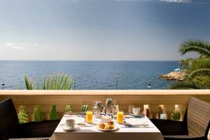 Frühstückstisch auf einer Terrasse mit Meerblick im Barcelo Illetas Albatros Hotel.