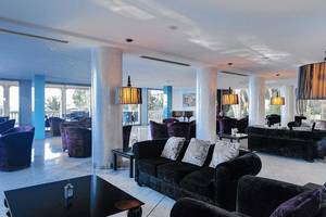 Lobby des Barcelo Illetas Albatros Hotels mit Sofas, Tischen und Lampen.