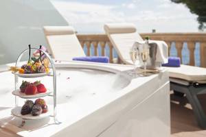 Whirlpool mit Schokoladen und Erdbeeren im Barcelo Illetas Albatros Hotel.