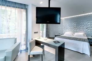 Schlafzimmer im Barcelo Illetas Albatros Hotel mit großem Bett, Schreibtisch und Flachbildfernseher.