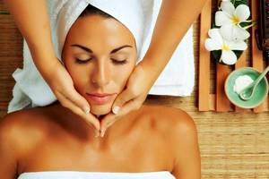 Frau erhält Gesichtsmassage im Sofitel Agadir Royal Bay Resort