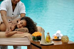 Massage im Schwimmbad Bereich im Sofitel Agadir Royal Bay Resort