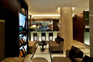 Lobby des Turim AV Liberdade Hotels mit Bar und Sitzbereichen.