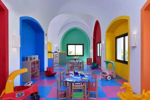 Kinderzimmer im Steigenberger Alcazar mit bunten Farben, Spieltischen und Spielzeugautos.
