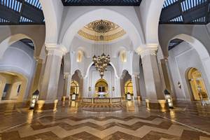 Steigenberger Alcazar Hotel Lobby mit hohen Bogen und Marmorboden