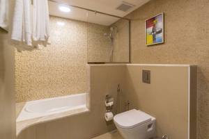 Badezimmer im Belad Bont Resort mit Badewanne, Dusche und Toilette.
