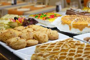 Buffet im Servatur Waikiki Hotel mit verschiedenen Desserts und Speisen.
