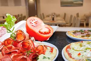 Servatur Waikiki Hotel Speisen auf einem Tisch mit verschiedenen Pizzen und Beilagen.
