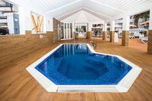 Innenpool des Servatur Waikiki Hotels mit modernem Design und blauem Wasser.