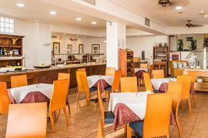 Restaurant im Bluesea Callao Garden Hotel mit Tischen und Stühlen, Buffet und Dekor.