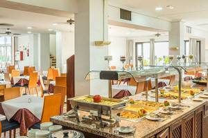 Buffetbereich im Restaurant des Bluesea Callao Garden Hotels mit vielen Gerichten
