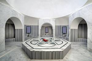 Innenansicht des Hamams im Roma Beach Resort & Spa mit Marmorwänden und Sternenmuster.