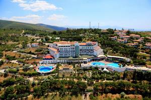 Luftaufnahme des LABRANDA Ephesus Princess Hotels mit Swimmingpools und Bergpanorama.