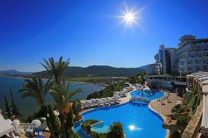 Pool-Ansicht des Labranda Ephesus Princess Hotels mit Sonnenschein und Meer im Hintergrund