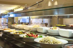 Buffet mit verschiedenen Gerichten im Hipotels Hipocampo Playa Hotel.