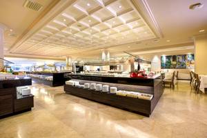 Innenansicht des Hipotels Hipocampo Playa Restaurants mit Buffet und Tischen.