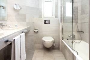 Badezimmer im Hipotels Hipocampo Playa mit einer Dusche, Toilette und Waschbecken.