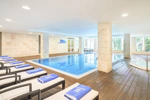 Innenpool im Hipotels Hipocampo Playa mit Loungeliegen und Blick auf Außenpool