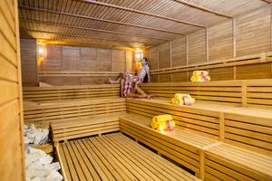 Paar in der Sauna im Fame Residence Lara & Spa