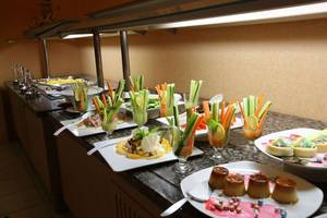 Buffetstation im Fame Residence Lara & Spa Hotel mit verschiedenen Gerichten und Salaten.