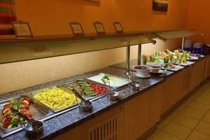 Buffettisch im Fame Residence Lara & Spa mit verschiedenen Speisen wie Salat, Tomaten, Kartoffeln und mehr.