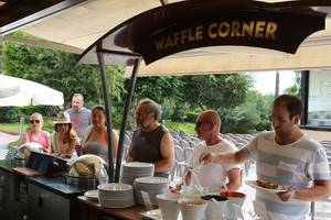 Gäste stehen vor dem Waffel Corner, einem Speisewagen im Fame Residence Lara & Spa Hotel.