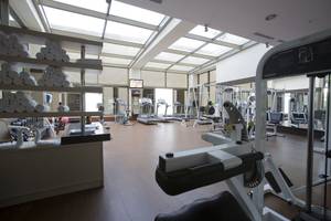 Fitness Center im Fame Residence Lara & Spa mit Trainingsgeräten und sauberen Handtüchern